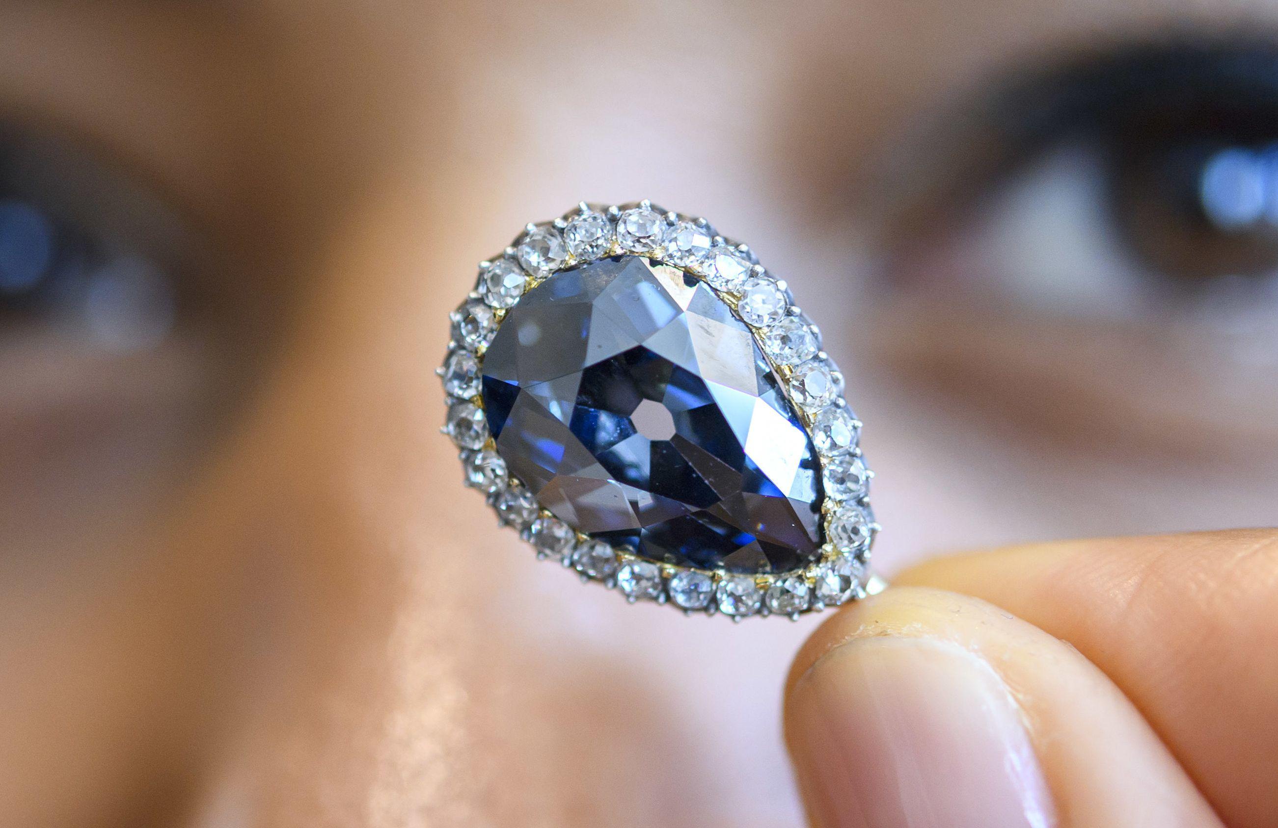 El diamante azul, tallado en forma de pera y de 6.16 quilates, fue ofrecido a Isabel de Farnesio en 1715 como regalo de bodas cuando se casó con Felipe V. (Foto: Reuters)