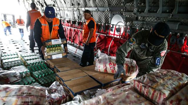 Personal de Defensa Civil en el embarque de la ayuda para Arequipa. (Foto: Andina)