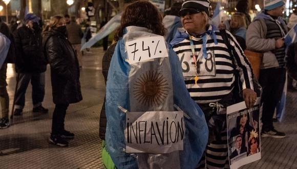 La inflación anual en Argentina se aceleró de 65% en junio a un 99% en enero. (Foto: Bloomberg)
