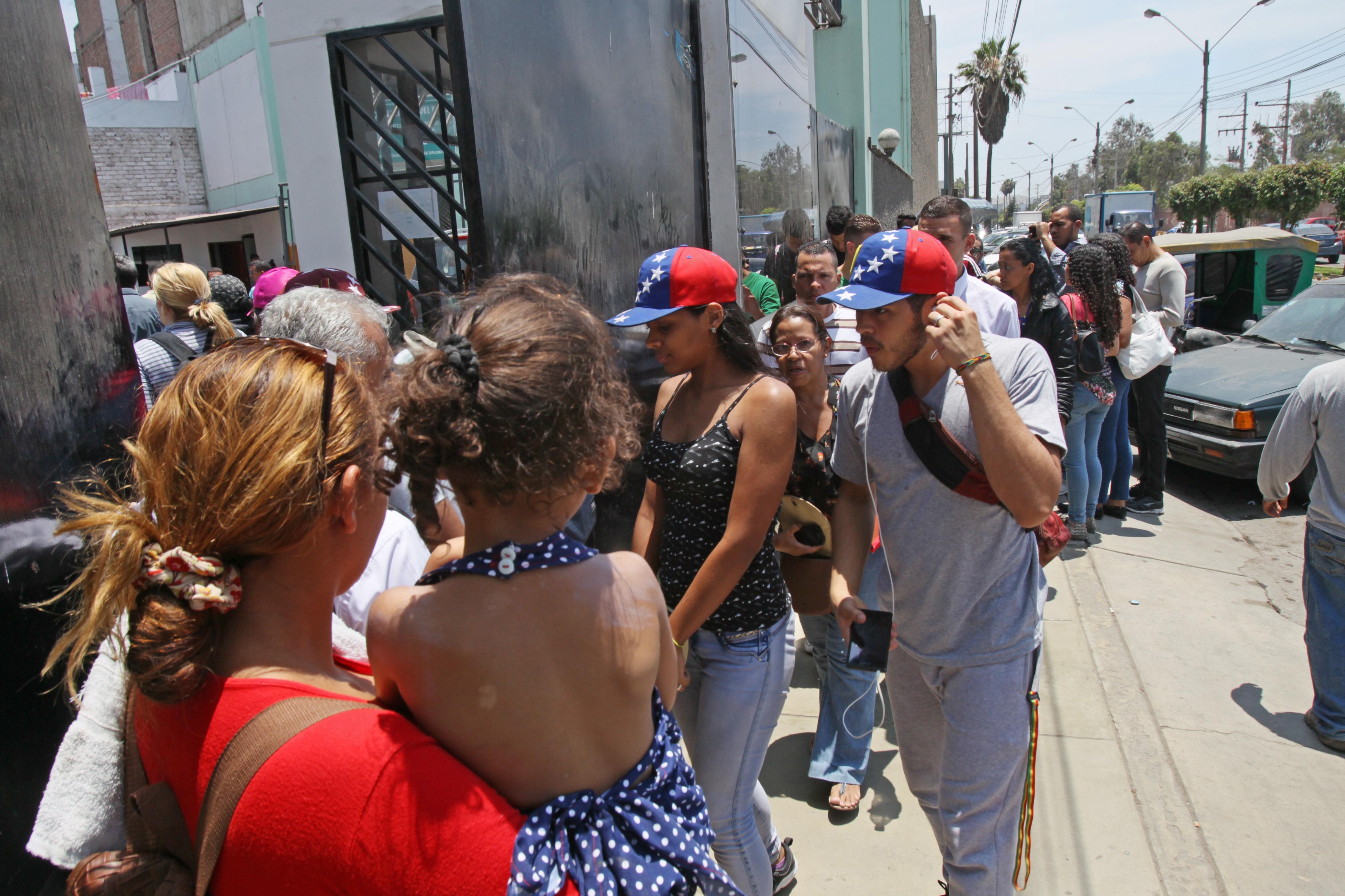 Inmigrantes venezolanos se convierten en nicho mercado importante para empresas de servicio y consumo.