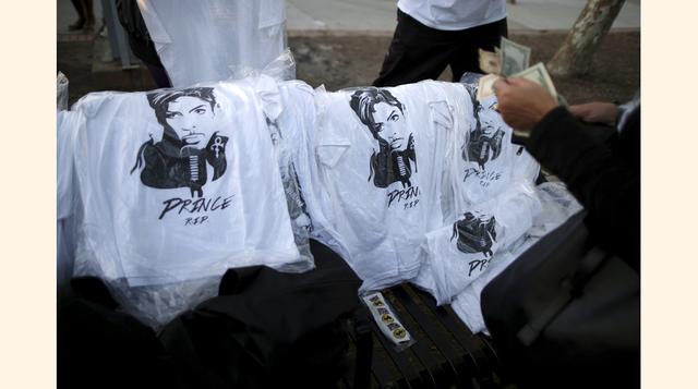 El portal de noticias pulzo.com no descarta que el legendario cantante de rock, soul, funk y new ‘wave’ haya dejado dinero a los Testigos de Jehová, pues era creyente de esa iglesia y de vez en cuanto se le veía distribuyendo material de esa congregación 