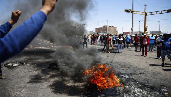 Manifestantes bloquean la carretera Panamericana exigiendo la renuncia de la presidenta de Perú, Dina Boluarte, en Ica, sur de Perú, el 6 de enero de 2023. (Foto de Hugo Curotto / AFP)