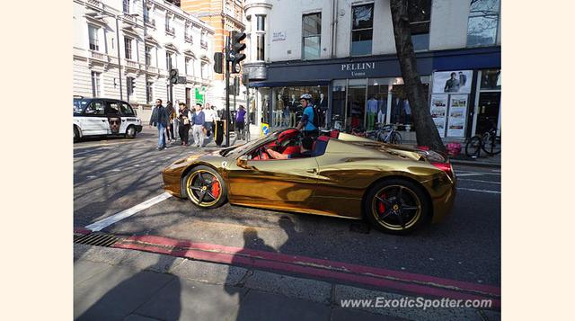 El bólido llama tanto la atención que cuando está estacionado la gente siempre se toma fotografías a su lado. (Foto: Exoticspotter)