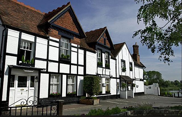 7. Waterside Inn, Reino Unido. En la pintoresca aldea de Bray, entre la playa y la montaña se encuentra este restaurante con típico aspecto de pub inglés.