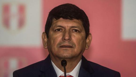 Agustín Lozano asumió el cargo de presidente de la FPF tras la salida de Edwin Oviedo. (Foto: AFP)