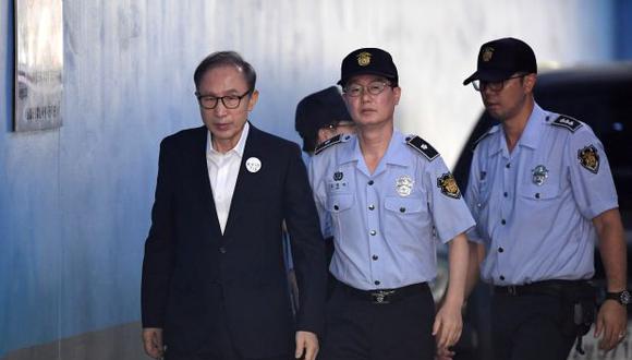 Lee Myung-bak, de 81 años, fue liberado temporalmente de prisión en junio por problemas de salud. (Foto: AFP)