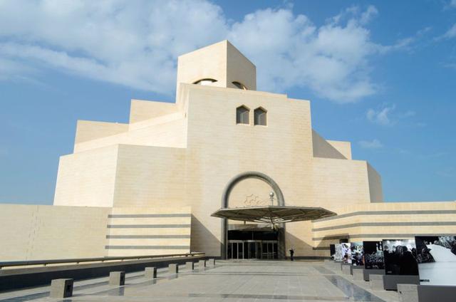 12. El Museo de Arte Islámico de Qatar se ubica en su propia península artificial en Doha. El edificio tiene influencia de arquitectura islámica antigua, combinando tradición y modernidad.