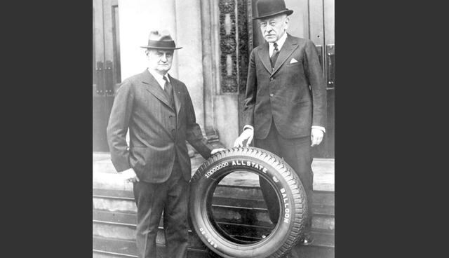 FOTO 4 | Sears empezó en el negocio en 1888 vendiendo relojes y joyas por catálogo. La primera tienda física la abrió en febrero de 1925 en Chicago. Se acercaron 15.000 personas a visitarla el día del estreno. En la imagen, el General Robert E. Wood, presidente de Sears junto a Julius Rosenwald, posan en el exterior de uno del edificio de distribución de Sears en Atlanta, en 1930. (Foto: AP/ EL PAÍS)