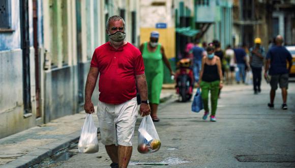 Cuba está sufriendo actualmente uno de los peores brotes de COVID-19 del mundo, con casos confirmados durante la última semana 10 veces más que el promedio mundial. (Foto: AFP).