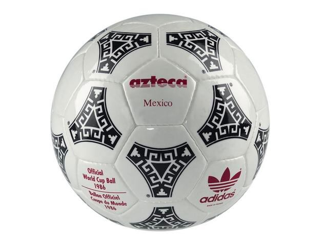 FOTO 12 | 12. Azteca (México 1986) Primer balón de microfibra sintética para lograr una mejor absorción del agua. (Foto: SHINE 2010 - WIKIMEDIA COMMONS)