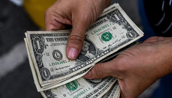 ¿A cuánto cotiza el dólar?  Foto referencial: Federico Parra / AFP)
