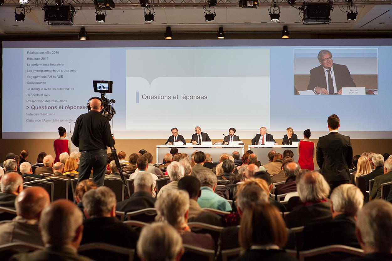 Muchas AGM presentan escasa asistencia porque los accionistas en lugares lejanos, que podrían unirse  fácilmente a una reunión virtual, no pueden estar presentes físicamente. (Foto referencial)