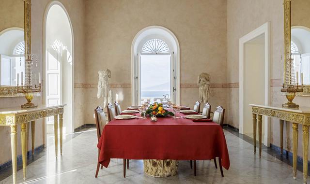 El nuevo propietario contrató al diseñador de interiores Jacques García para restaurar y modernizar la villa; después de una labor de varios años, han conmemorado los interiores renovados en el libro “Villa Astor: El paraíso restaurado” (“Villa Astor: Par