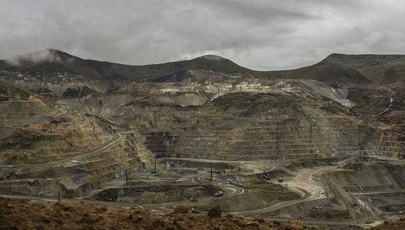 El mineral de litio cae de un conducto a una pila de acopio El tajo Ferrobamba, uno de los tres tajos extraídos en Las Bambas, en el distrito Challhuahuacho de Perú. (Foto: Bloomberg)