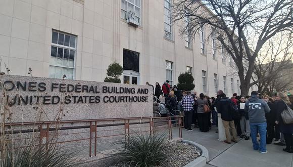La gente hace fila para ingresar al edificio federal y juzgado J Marvin Jones en Amarillo, Texas, el 15 de marzo de 2023. (Foto: Moisés ÁVILA / AFP)