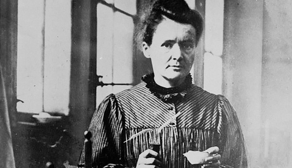 FOTO 1 | “Nada en la vida es para ser temido, es sólo para ser comprendido. Ahora es el momento de entender más, de modo que podamos temer menos”
Marie Curie (1867 – 1934) fue la primera mujer en ser galardonado con el Premio Nobel y aquello fue en 1903 por sus contribuciones a la física. Después, en 1911 volvió a recibir dicho premio por su contribución a la química. Como bien explica, aunque podemos temer lo desconocido, no debemos limitar nuestro deseo de comprender lo desconocido.