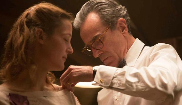 FOTO 3 | El hilo fantasma, de Paul Thomas Anderson. Ambientada en Londres, década de 1950, Reynolds Woodcock y su hermana, Cyril, son los diseñadores de moda más aclamados de Inglaterra. Sin embargo, todo cambia cuando Reynolds encuentra en la joven Alma a su musa y su amante. (Foto: IMDB)