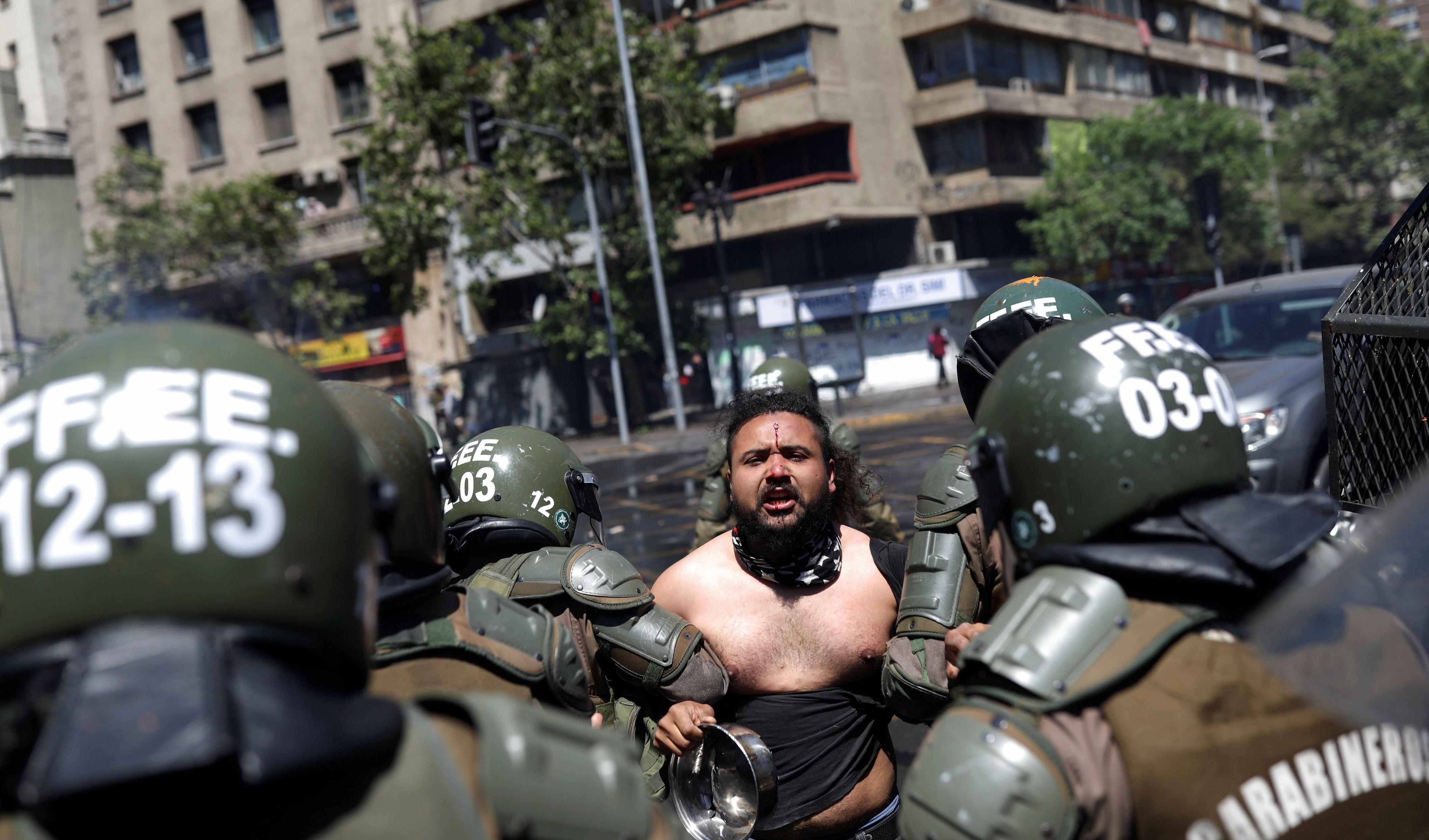 El gobierno de Chile confirmó en rueda de prensa que existen 997 imputados durante las manifestaciones. (Foto: Reuters)