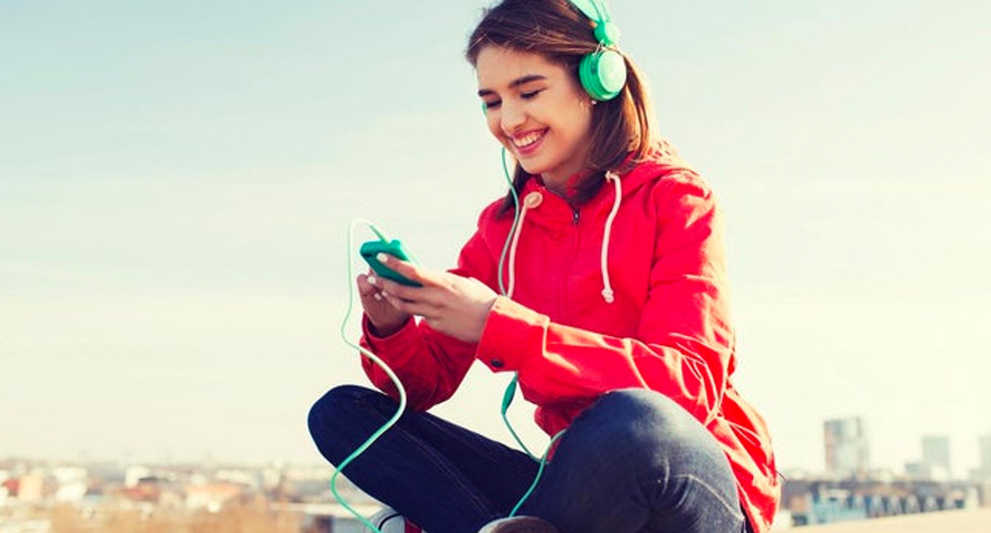 FOTO | Estos son los 10 podcast en español del momento que puedes escuchar gratis en tus ratos libres . (Foto: Depositphotos)