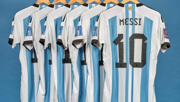 Seis camisetas que utilizó la superestrella Lionel Messi en su camino a ganar la Copa Mundial con Argentina el año pasado fueron subastados por 7.8 millones de dólares, indicó la casa de subastas Sotheby's. (Foto: Sotheby's).