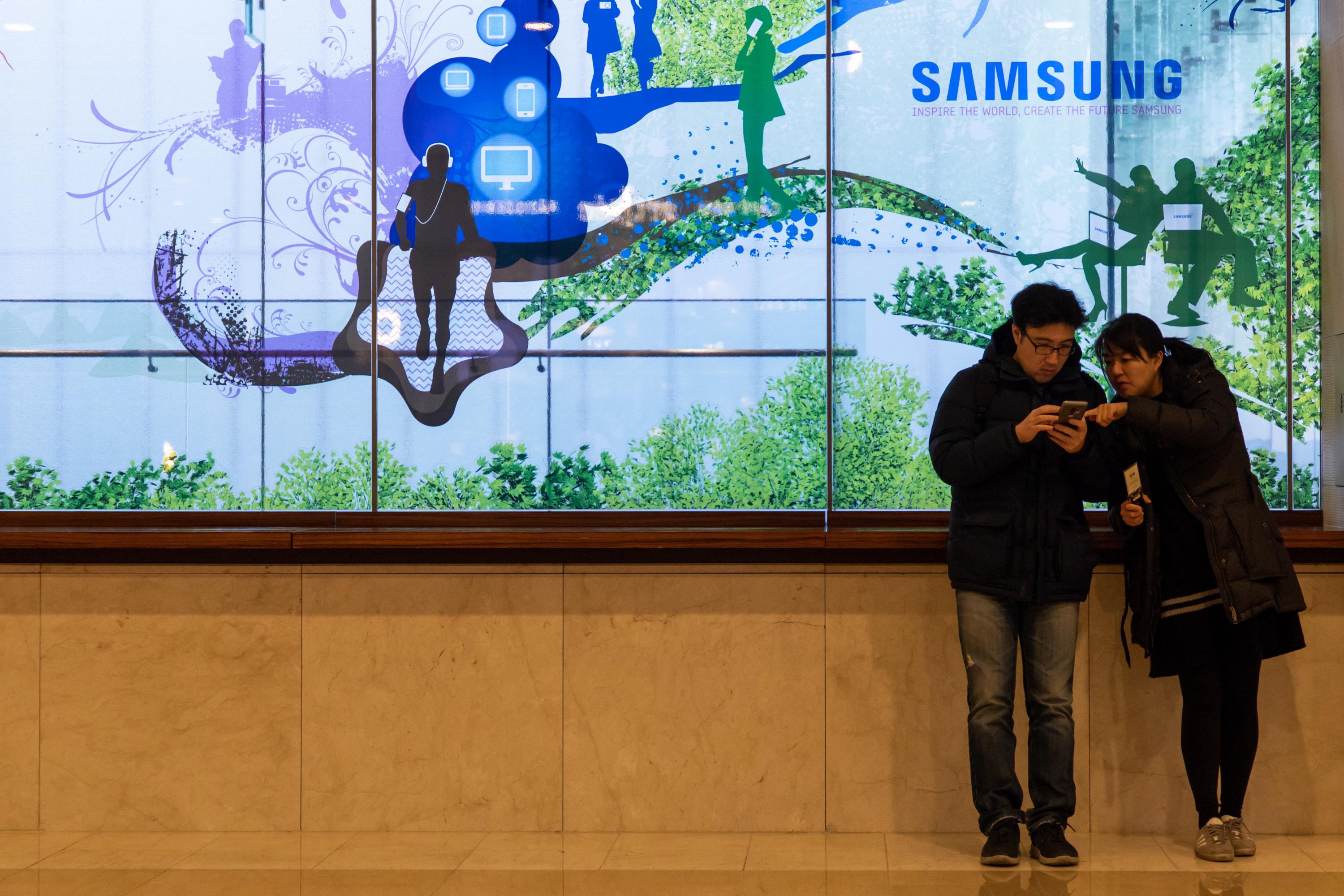 El teléfono móvil de Samsung tiene un diseño con patrón geométrico en vidrio en la parte trasera y se lanzará en color negro y blanco.