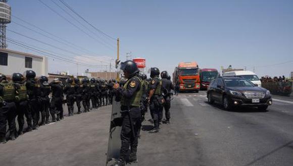 Fuerte contingente policial resguarda tramos de la Panamericana Sur en Ica para garantizar el tránsito de vehículos. (Foto: Andina)