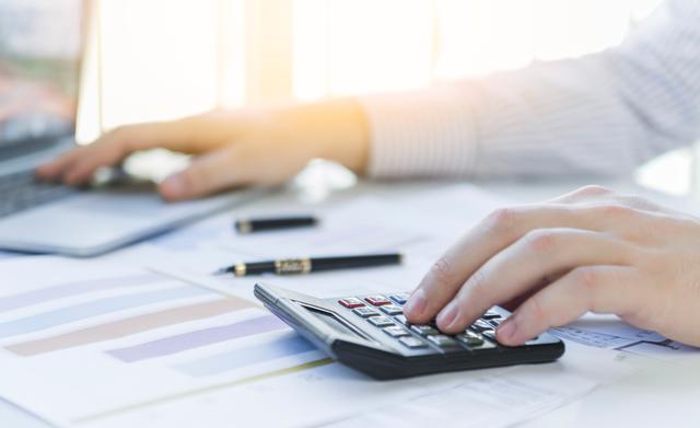 Obtener liquidez en menos tiempo. El factoring permite a los proveedores de bienes y servicios, adelantar el pago de una factura, con una tasa de descuento propuesta por la empresa de financiamiento. Ello les permite tener liquidez de manera más rápida sin afectar su récord financiero. (Foto: Freepik)