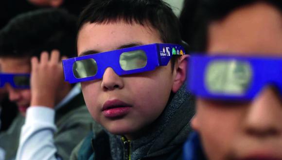 Deberás conseguir unas gafas con calificación ISO para observar el eclipse solar (Foto: Pexels)