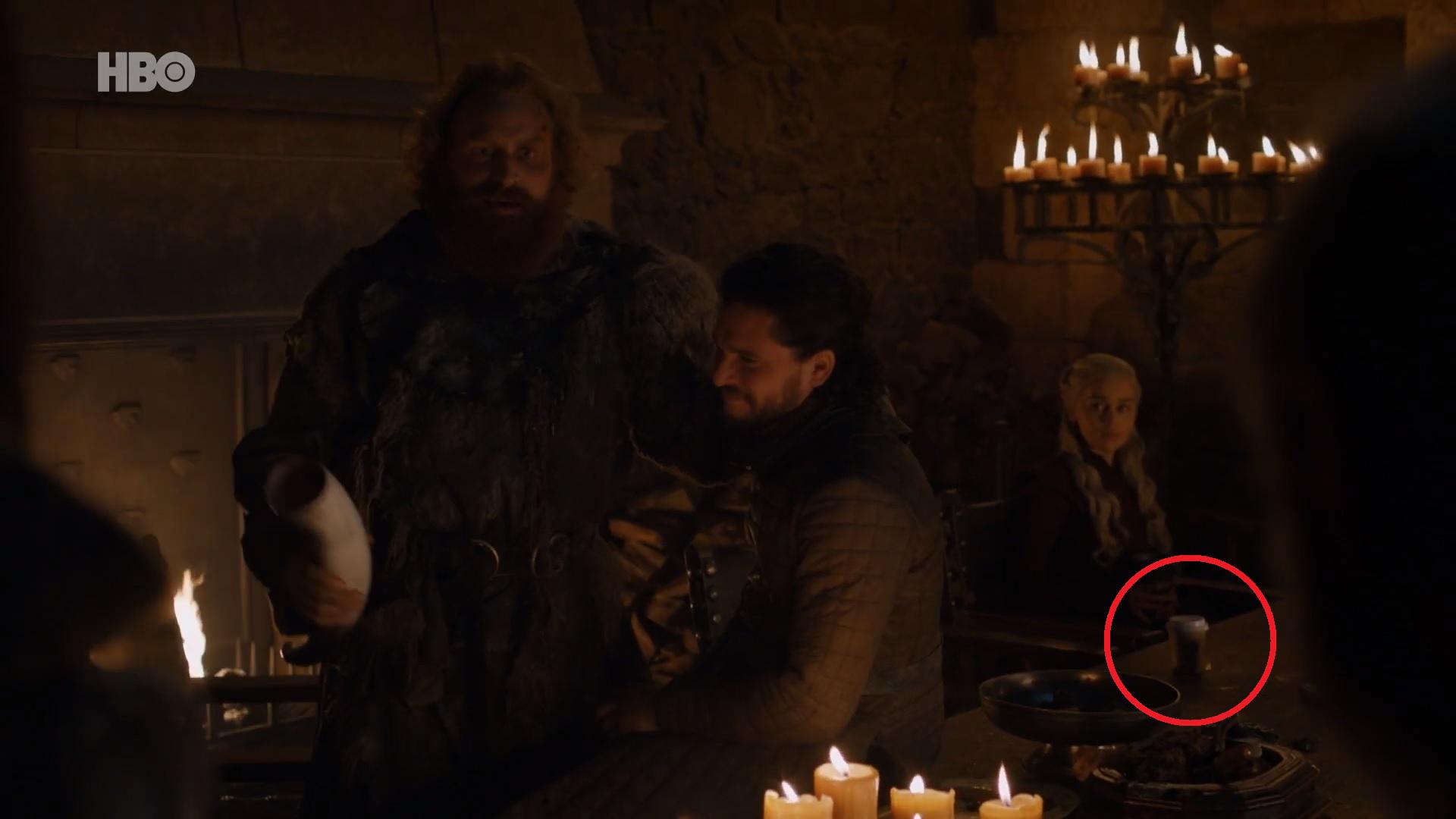 El vaso parece ser de Starbucks, y se encuentra cerca de Daenerys Targaryen (Emilia Clarke). (Foto: HBO)