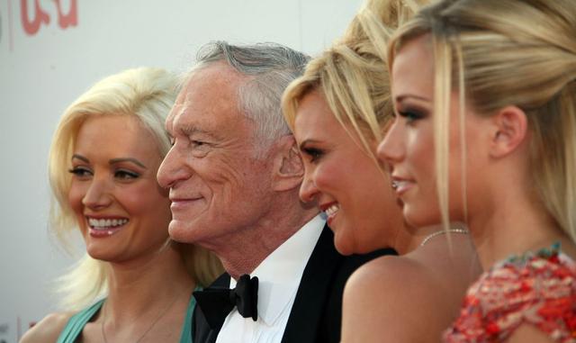 FOTO 3 | “Disfrutamos combinando cócteles y un aperitivo o dos, poniendo algo de música de ambiente en el tocadiscos e invitando a una chica conocida para una tranquila conversación sobre Picasso, Nietzsche, jazz, sexo”, escribió Hefner en la editorial de