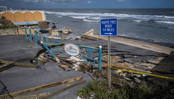 Un punto de acceso a la playa dañado después del huracán Nicole en Daytona Beach, Florida, el 11 de noviembre de 2022. (Foto de Ricardo ARDUENGO / AFP)