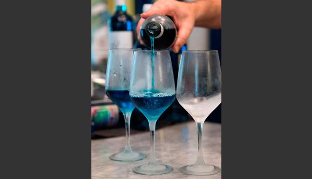 FOTO 10  | En Europa, Gik Live está obligado a etiquetar su producto como "bebida alcohólica", porque las autoridades no lo consideran vino por ser azul. (Foto: AFP)