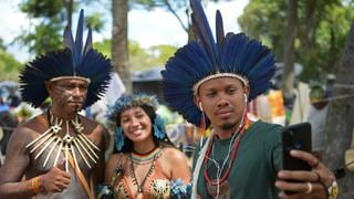 “Influencers” indígenas de Brasil llevan lucha por sus tierras a las redes