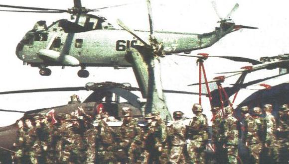 Soldados norteamericanos esperan el momento para subir al helicóptero que los llevará a la isla caribeña de Haití. (Foto Reuter).