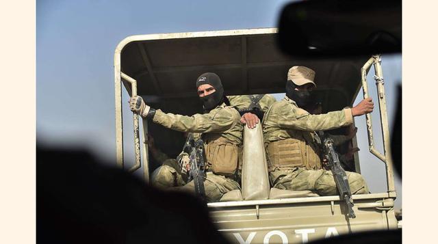 Un convoy de soldados kurdos/peshmergas se dirigen al frente de Qaraqosh en la batalla por liberar Mosul. (foto:msn).