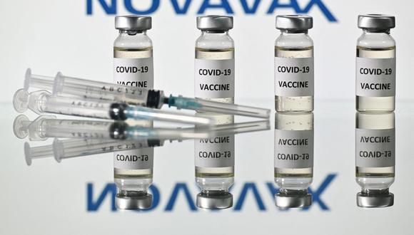 Todas las vacunas contra el COVID-19 utilizadas en Estados Unidos entrenan al cuerpo para luchar contra el coronavirus ayudándole a reconocer su capa exterior (Foto: Justin Tallis | AFP)
