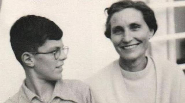 Aquí una fotografía del niño Pedro Pablo Kuczynski junto a su madre, Madeleine Godard. (Foto: ppk.pe)