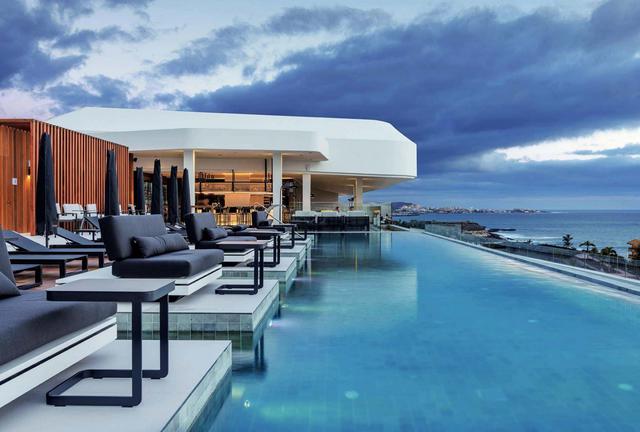 FOTO 2 | The Royal Hideaway Corales Beach, Tenerife
El océano y su vida submarina son los protagonistas. No sólo en el nombre ni en el edificio, también en la retina, porque las villas, suites y penthouses del Corales Beach están pensadas para disfrutar del mar en cualquier versión: deportiva, lúdica o contemplativa. LO + HOT El hotel cuenta con el que es considerado uno de los mejores restaurantes del archipiélago, Maresía The Restaurant, con Jonathan y Juan Carlos Padrón (de El Rincón de Juan Carlos, con una estrella Michelin) al timón de este barco.