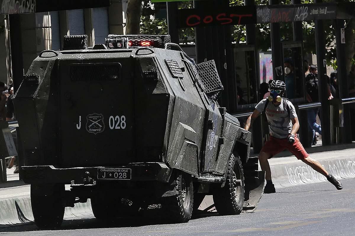 Lo que comenzó como un acto de rebeldía para colarse en el Metro sin pagar el nuevo precio del billete derivó en una masiva protesta social para eliminar modelos de pensiones, salud o educación. (Foto: Getty Images)