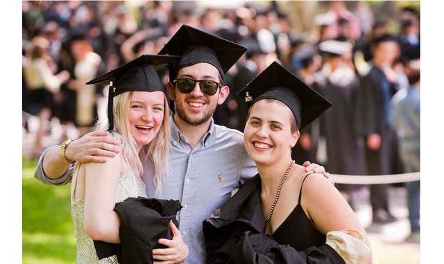 Bard College: Licenciatura en Música US$ 253.520. La carrera de Música en Bard tiene una duración generalmente de cinco años. Los graduados obtienen una licenciatura en música, así como también una licenciatura en un campo de las artes distinto a la músic