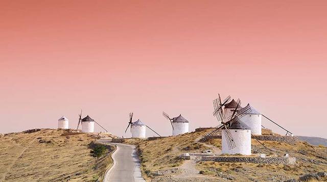 10. Consuegra, Toledo, Castilla-La Mancha, España. Ir a Consuegra es volver a los tiempos del hidalgo Don Quijote, aquellos en los que según cuenta Cervantes los molinos eran gigantes. El lugar tiene más de doce en total y se fechan en el siglo XVI. Su si