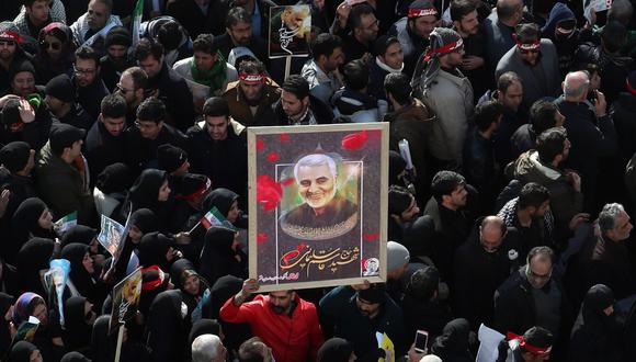 La multitud levanta un cuadro con la foto de Qasem Soleimani. (EFE/EPA/ABEDIN TAHERKENAREH).