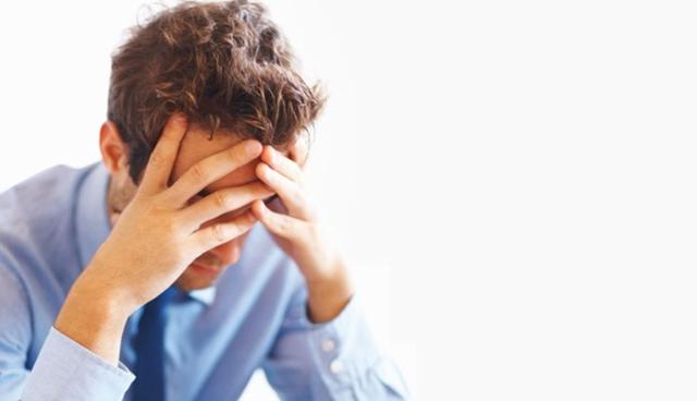 FOTO 9 | 9. Desviar y evadir: "¿No tienes algo mejor que hacer?"
Una persona que está diciendo una mentira hará todo lo que esté a su alcance para desviar la atención hacia ellos mismos mientras mantienen la ilusión de credibilidad. Las personas que dicen la verdad tienden a ser directas porque no necesitan distraer de un tema. Esto se hará evidente a lo largo de una conversación: si una persona sigue intentando cambiar de tema o parece que el tema no le interesa, puede estar intentando ocultar algo.

Pon atención a frases como:

"¿Por qué quieres saber eso?"
"Eso no es importante"
"¿No tienes algo mejor que hacer?"
"¿De qué estás hablando?"
Si alguien parece estar tratando de evadir la verdad, probablemente lo esté haciendo. (Foto: Difusión)