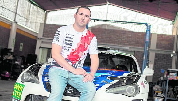 En memoria. Alayza compitió la carrera junto a su copiloto, Carlos Ganoza. Se lo dedicó a su amigo, el fallecido piloto Ive Bromberg. (Foto: Fernando Sangama)