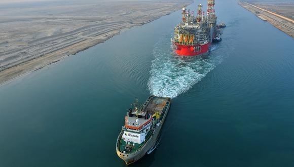 Una imagen fechada el 3 de junio de 2022, y obtenida de la Autoridad del Canal de Suez de Egipto, muestra un remolcador tirando de un barco de almacenamiento y descarga de producción flotante (FPSO) de Energean a lo largo del Canal de Suez de Egipto. (Foto de varias fuentes / AFP)