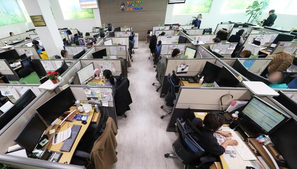 Trabajadores de call center vinculados a concesionarios de telecomunicaciones podrán seguir asistiendo a trabajar. (Foto: EFE)
