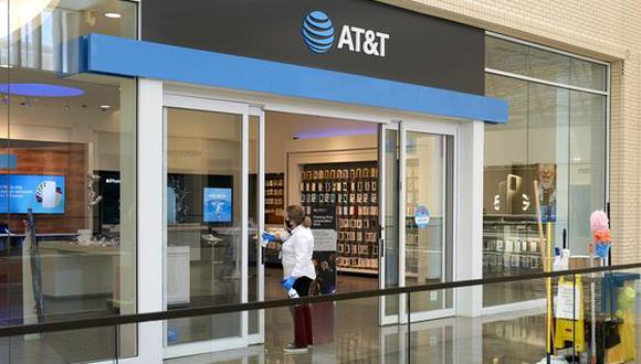AT&T tiene más de 2,200 tiendas propiedad de la compañía, la mayoría de las cuales tuvo que cerrar para proteger a clientes y empleados del coronavirus. (Bloomberg)