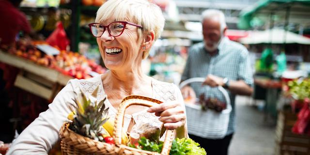 FOTO 4 | 4. Las personas mayores y vulnerables tienen su propio horario de compras. (Foto: iStock)