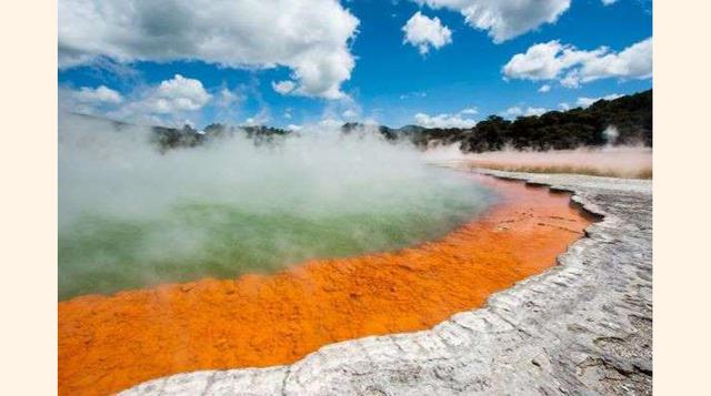 Lago Frying Pan, Nueva Zelanda. He aquí una de las mayores piscinas de agua caliente en el mundo. Este lago hirviente de aguas termales está enclavado en el cráter de una montaña del Valle Volcánico de Waimangu. Con una extensión de 38 000 metros cuadrado