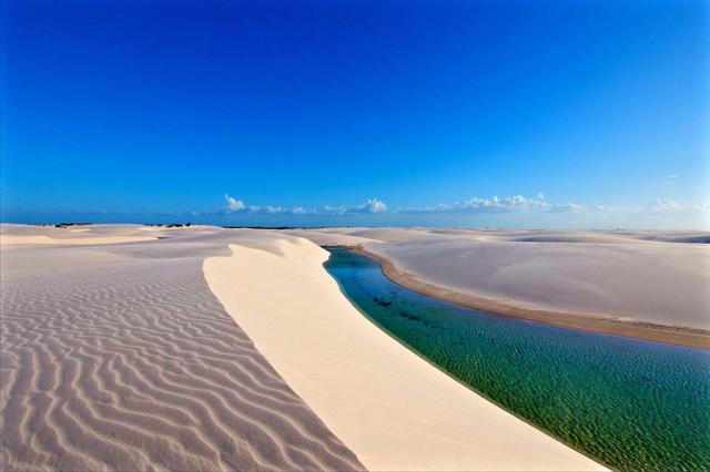Parque nacional Lençois Maranhenses (Brasil). Más de 155,000 hectáreas de paisaje copado por una sucesión de dunas de hasta 40 metros de altura y de lagunas de agua dulce que varían entre el verde y el azul, y donde está permitido bañarse. Se asemeja a un gran desierto, salvo que aquí llueve 300 veces más que en el Sáhara.